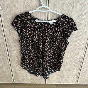 Short sleeve patterned blouse.